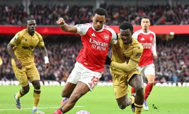 Timber chơi ấn tượng trong màu áo Arsenal.