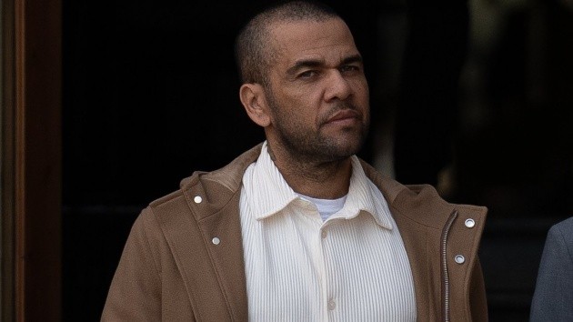 Dani Alves đóng vai trò người truyền đạo.