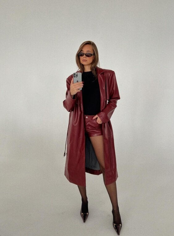 Vào những ngày lạnh, bạn có thể chọn trench coat màu trung tính hoặc nổi bật như đỏ, xám… để tạo nên tổng thể thanh lịch