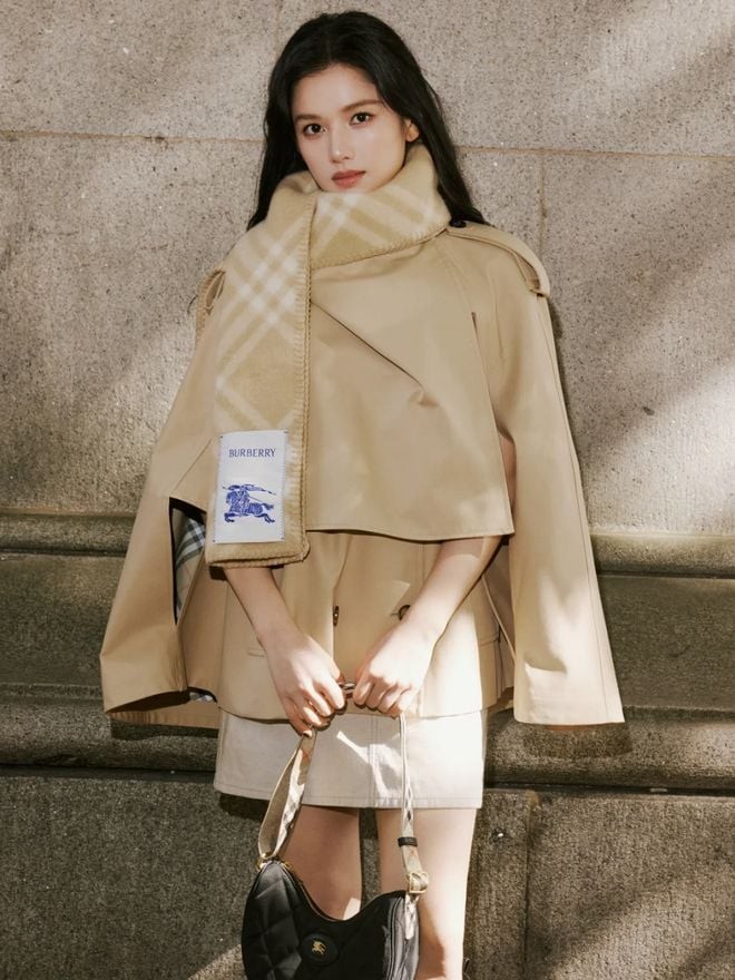 Trench dáng cape là lựa chọn hoàn hảo cho những ai yêu thích phong cách tự do và mềm mại.