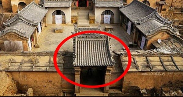 Theo quan niệm phong thủy, cổng chính là “miệng khí” của ngôi nhà — nơi thu nạp sinh khí và cũng là chỗ tà khí dễ xâm nhập nhất.