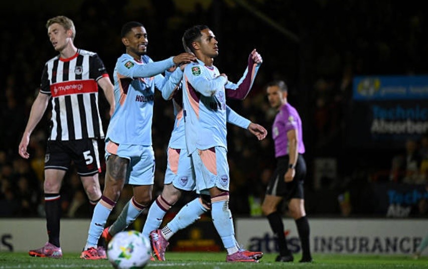 Carvalho góp công lớn giúp Brentford giành chiến thắng.