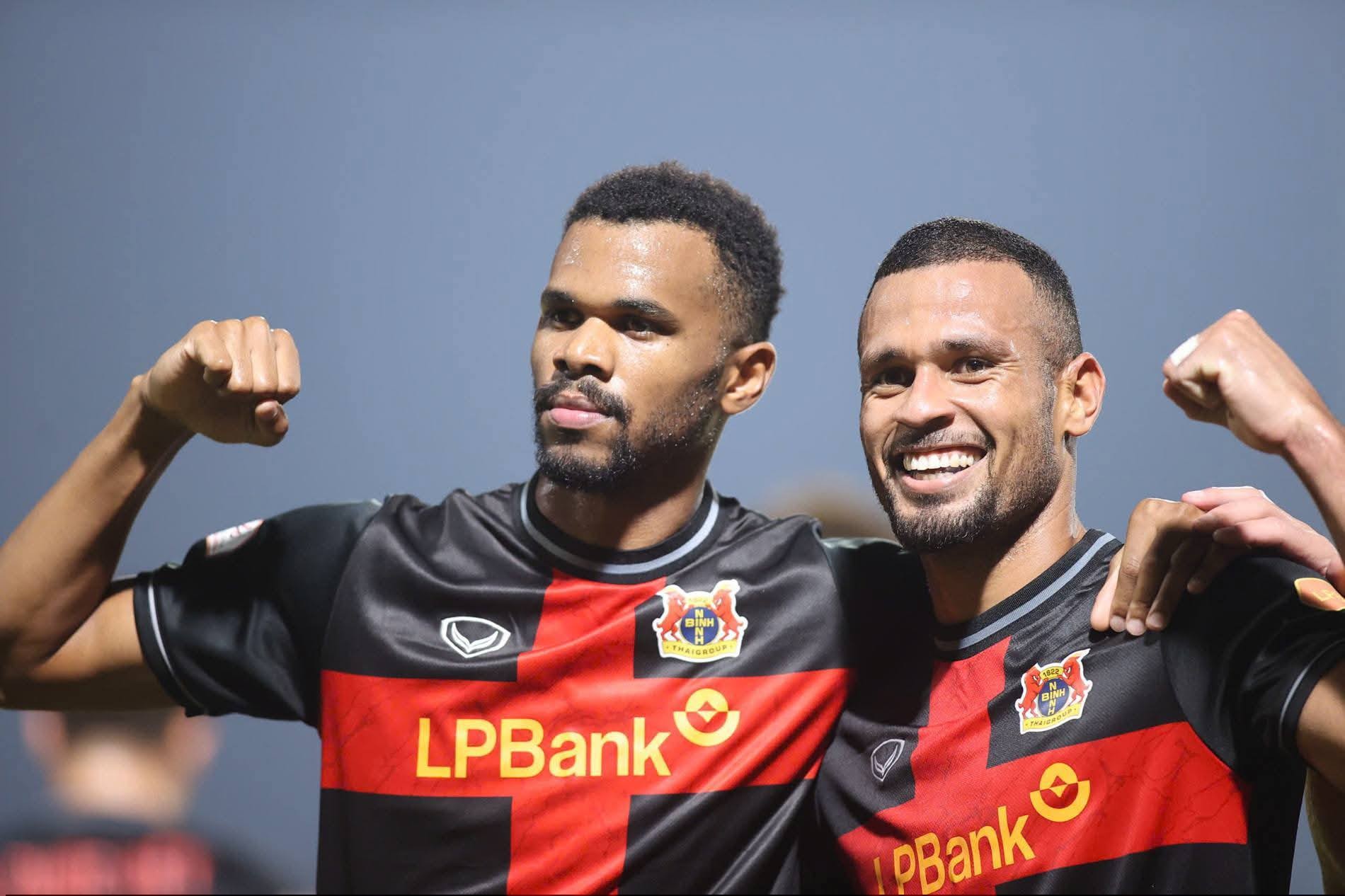 Các ngoại binh Ninh Bình thi đấu ấn tượng. 