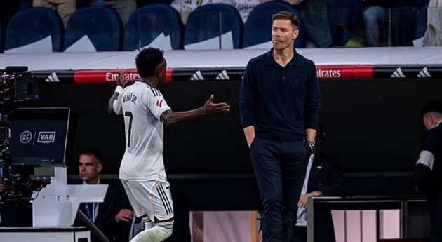 Vinicius sẽ ra sao sau mâu thuẫn với HLV Alonso?