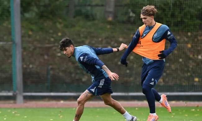 Bộ đôi Hincapie và Dowman trên sân tập.