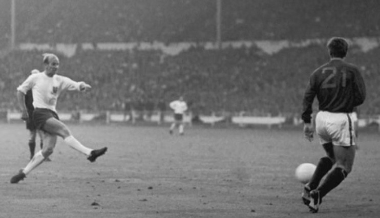 Bobby Charlton ghi một trong những bàn thắng đẹp nhất giải đấu vào lưới Mexico.