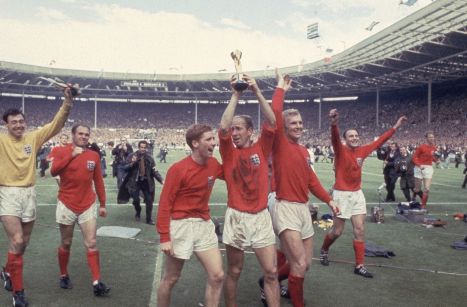 Sir Bobby Charlton và các đồng đội nâng cao chức vô địch World Cup 1966