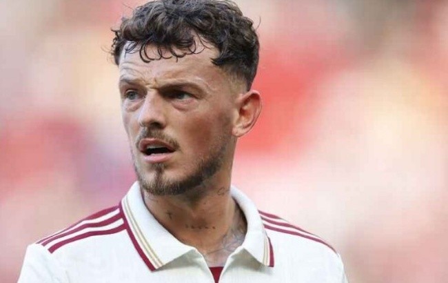 White trong màu áo Arsenal.