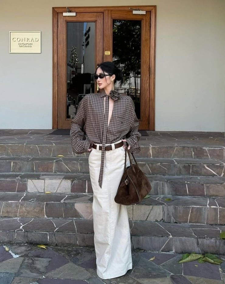 Set đồ này có thể đi kèm loafer hoặc bốt cổ thấp, mang lại cảm giác vừa cổ điển vừa hiện đại.