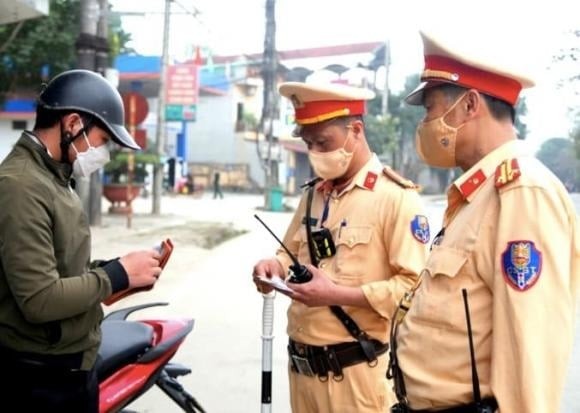 Giấy phép lái xe (GPLX) là loại giấy tờ do cơ quan có thẩm quyền cấp cho người dân sau khi hoàn thành kỳ thi sát hạch về lý thuyết và thực hành, đạt đủ điểm tiêu chuẩn theo quy định.