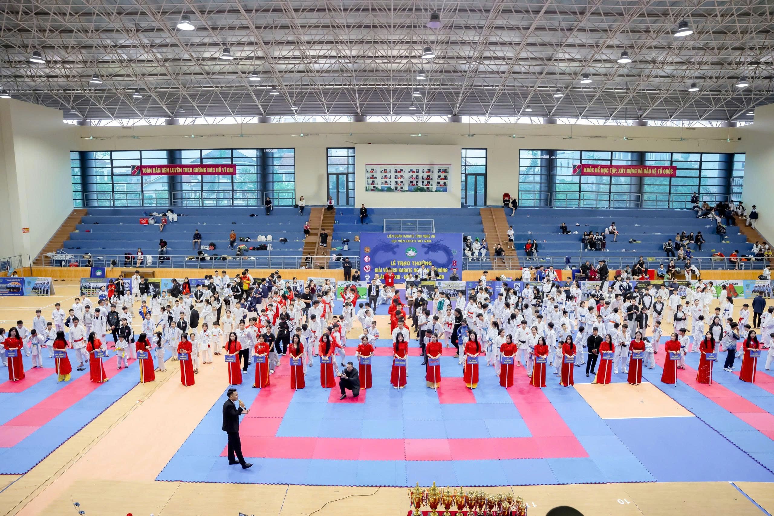 a0-Toàn cảnh buổi lễ khai mạc giải.jpg