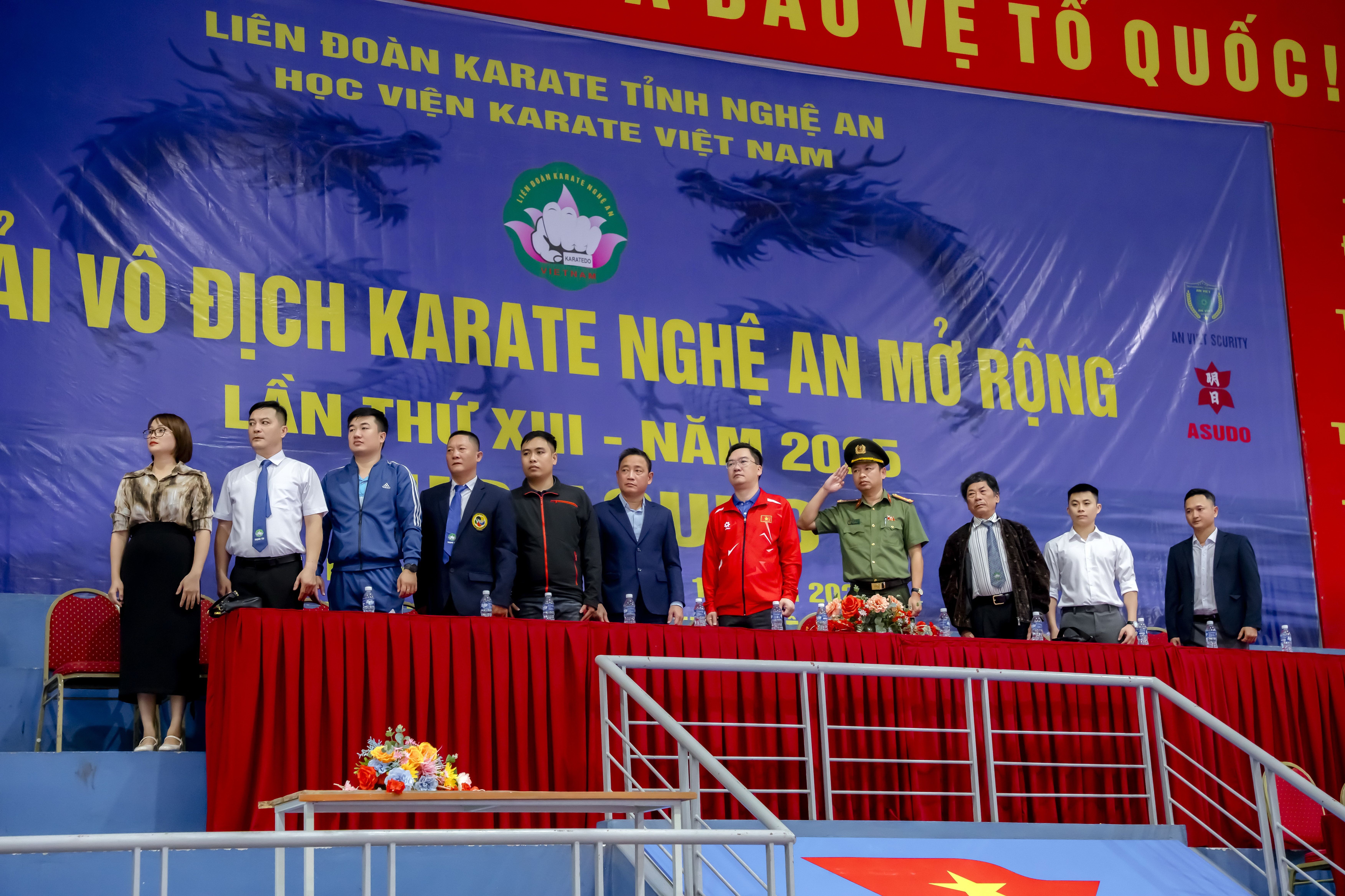 a1 -Các đại biểu thực hiện nghi thức chào cờ trong lễ khai mạc giải.jpg