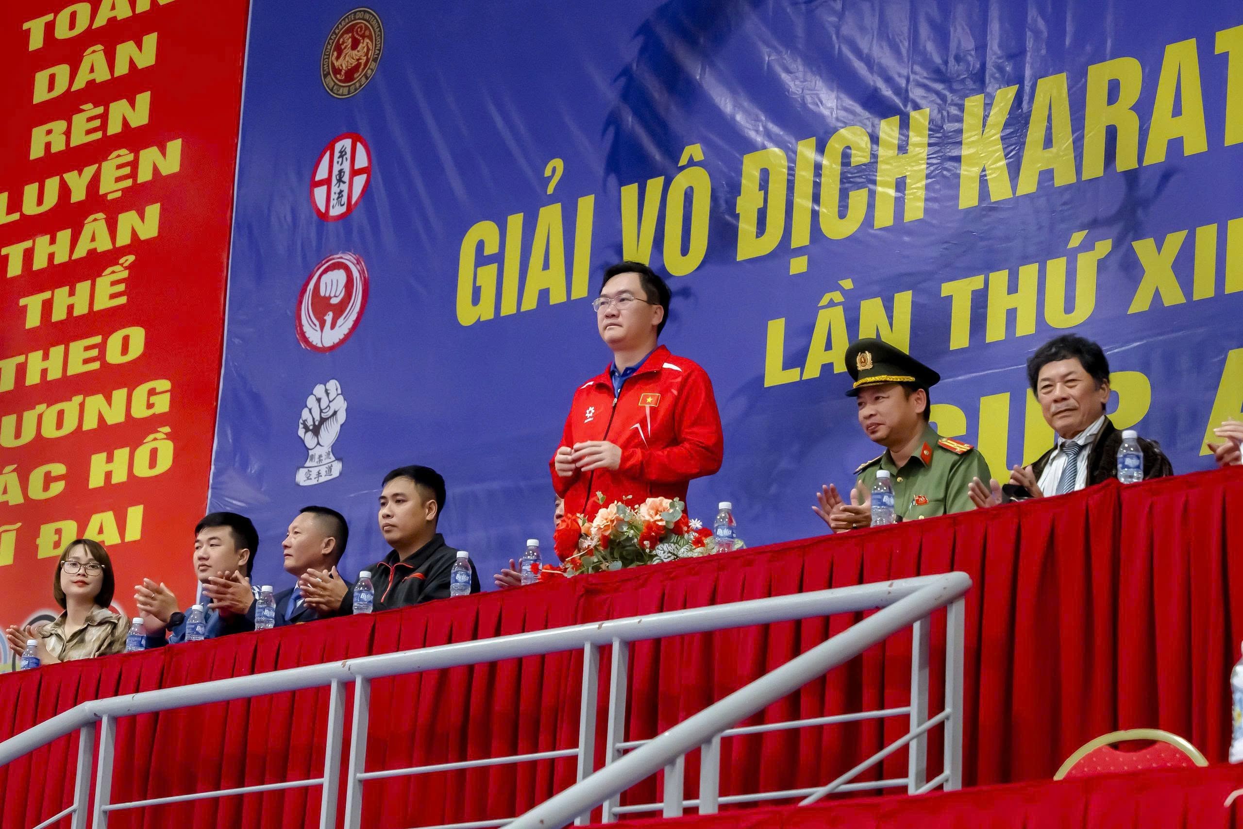 a2 -Ông Hoàng Văn Phúc, Phó giám đốc Sở VHTT-DL tỉnh Nghệ An tham dự lễ khai mạc giải.jpg