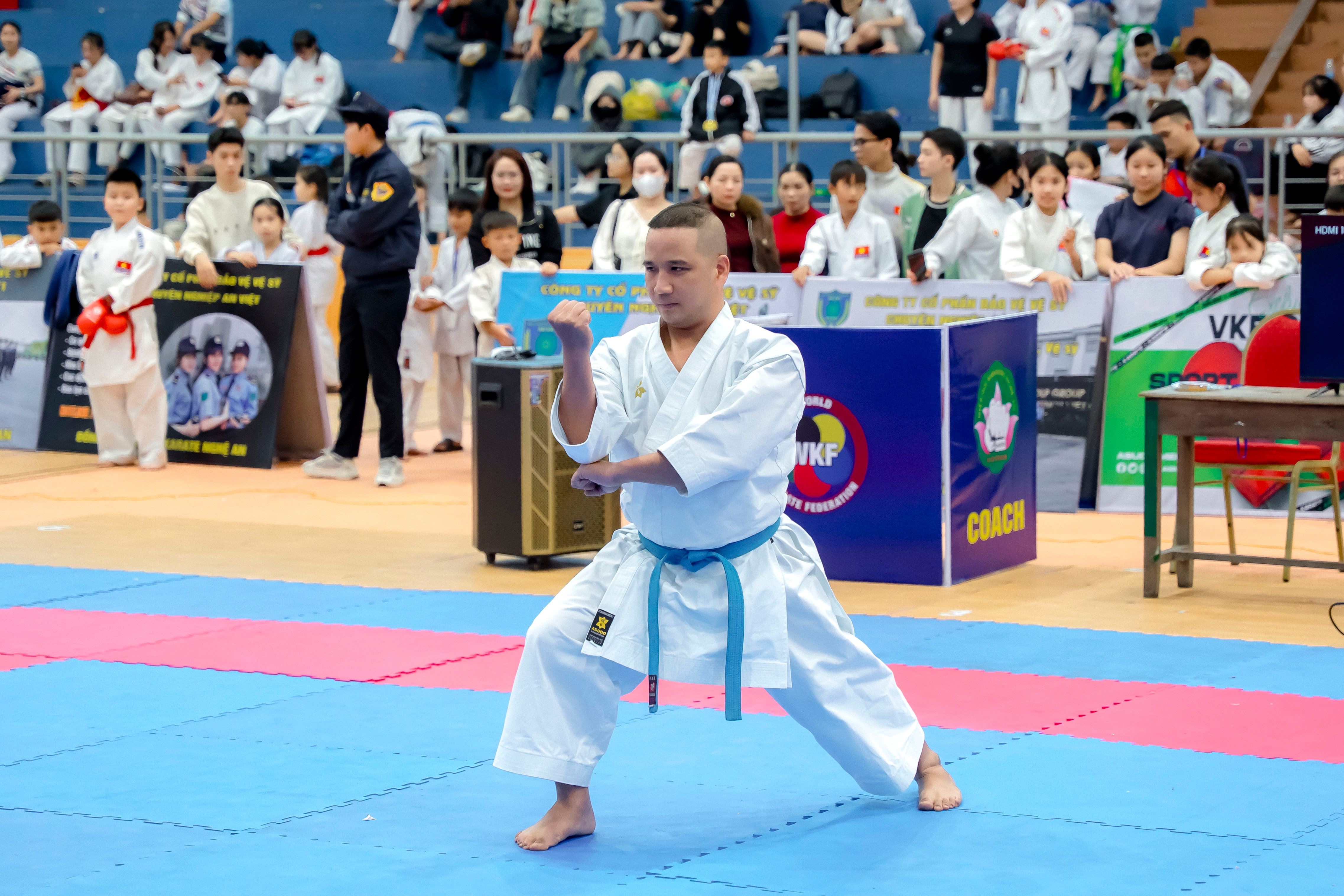 a4- Các VĐV tham gia nội dung Kata U35-40 nhận được sự cổ vũ nhiệt tình từ khán giả.jpg