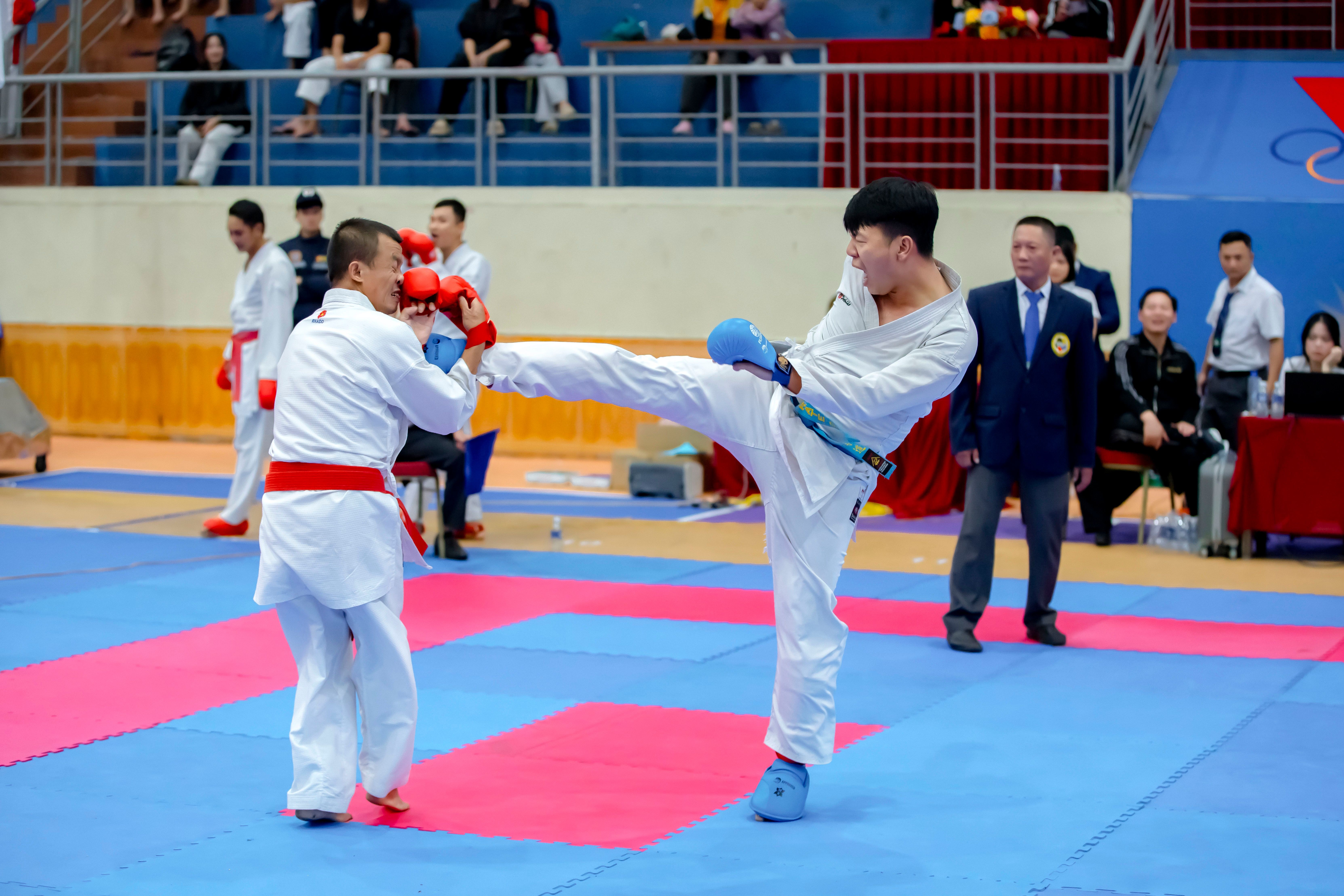 a5 -Các trận đấu đối kháng diễn ra quyết liệt, sôi nổi.jpg