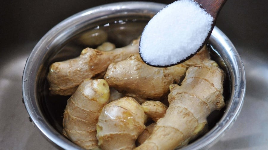 Ngâm gừng trong nước muối giúp diệt khuẩn, giữ cho gừng tươi lâu hơn.