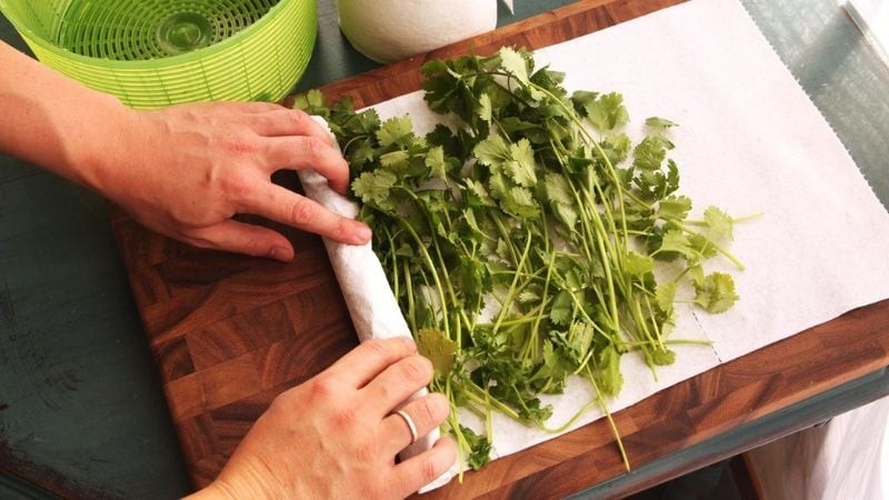 Nhiều người thường mắc phải một số lỗi phổ biến sau khi bảo quản rau mùi: