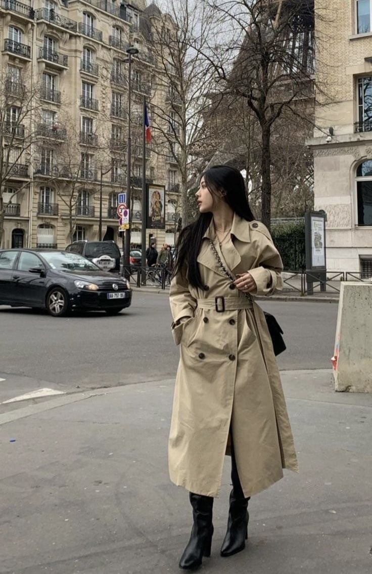 Tùy phong cách cá nhân, bạn có thể kết hợp cùng bốt cao cổ, sneakers hay giày cao gót để tạo điểm nhấn.