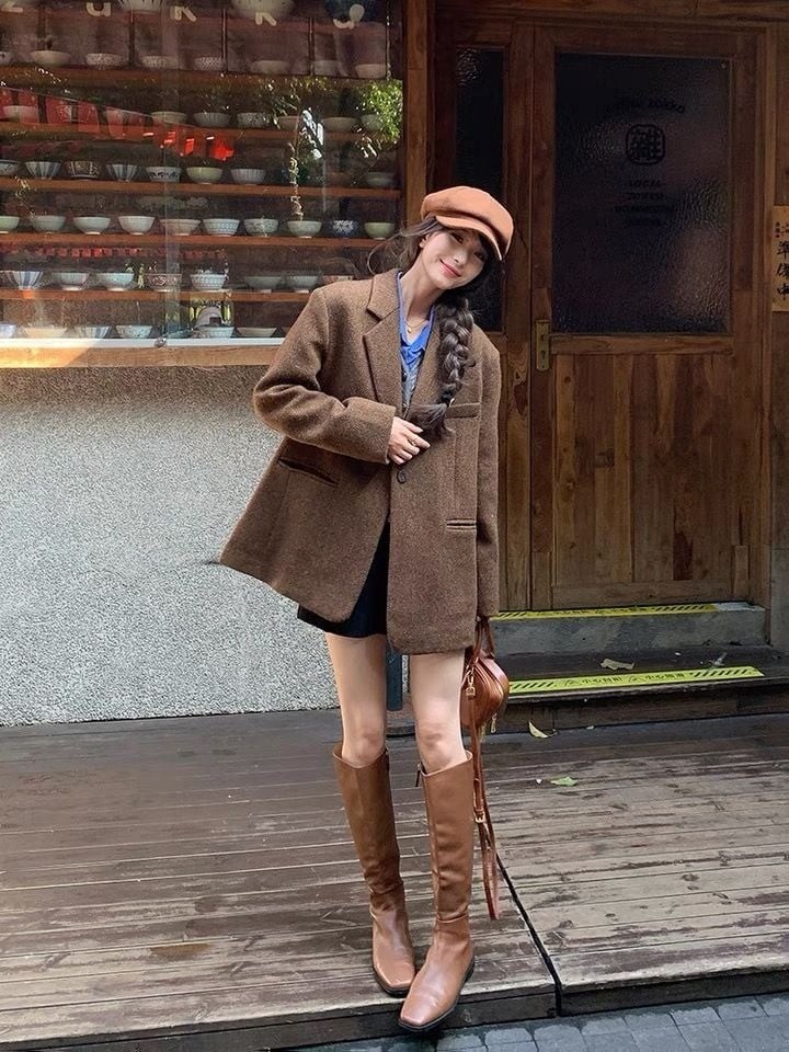 Nên ưu tiên dáng rộng, dài qua hông để tạo cảm giác trẻ trung, hoặc kiểu chiết eo để tôn đường cong cơ thể.