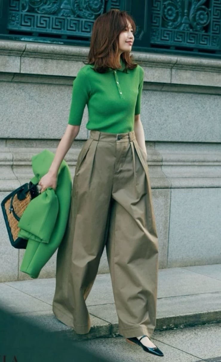 Combo quần dáng cong hoặc baggy rộng, áo polo dệt kim và giày Mary Jane sẽ là lựa chọn lý tưởng cho những ai yêu thích phong cách sang trọng