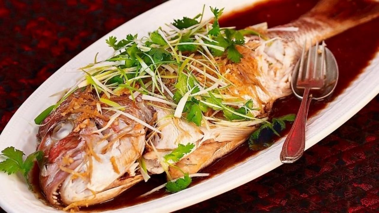 Thành phẩm món cá hấp xì dầu thơm ngon, bạn có thể mang ra thưởng thức được rồi.