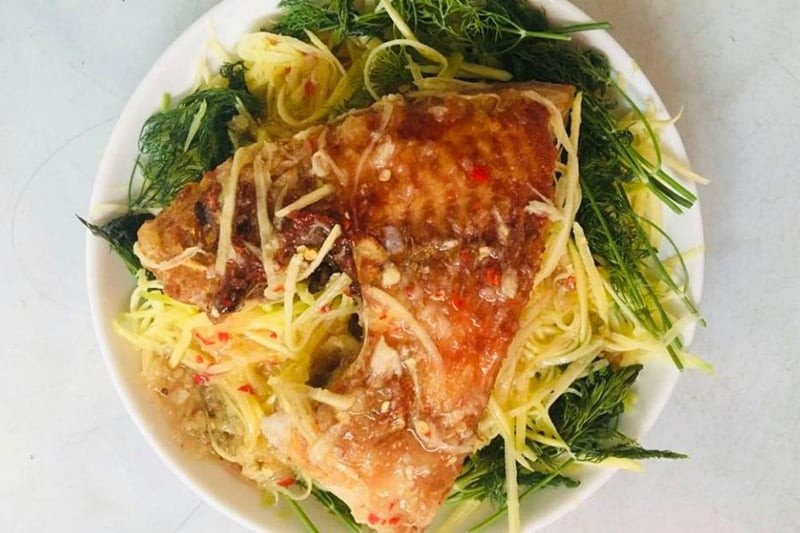 Thưởng thức món cá diêu hồng chiên xoài bằm mắm chua ngọt