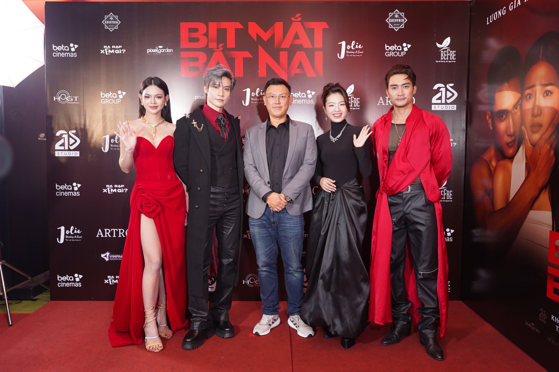 TỪ TRÁI SANG_ THÁI TRÀ MY, DŨNG BINO, ĐẠO DIỄN HOÀNG THƠ, BÍCH NGỌC, LƯƠNG GIA HUY