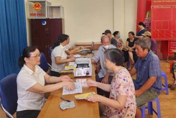 Người từ đủ 75 tuổi trở lên, không có lương hưu hoặc trợ cấp BHXH hằng tháng sẽ nhận 500.000 đồng/tháng và được Nhà nước đóng BHYT;

