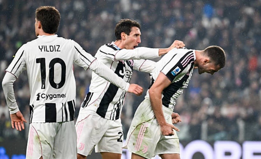 Vlahovic ghi bàn mở tỷ số cho Juve.