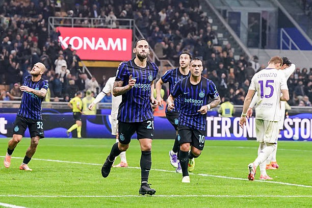 Hakan Calhanoglu giúp Inter giành 3 điểm trước Fiorentina.