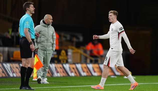 Liam Delap bị đuổi khỏi sân ở trận đấu với Wolves.