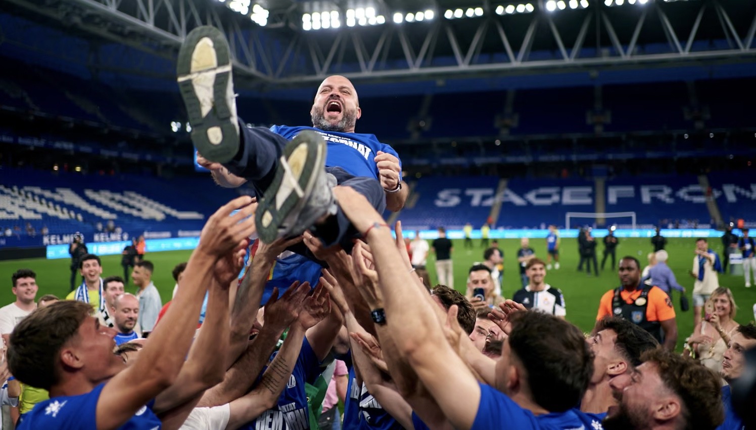 Các cầu thủ Espanyol ăn mừng cùng HLV của họ sau khi giành quyền thăng hạng La Liga.