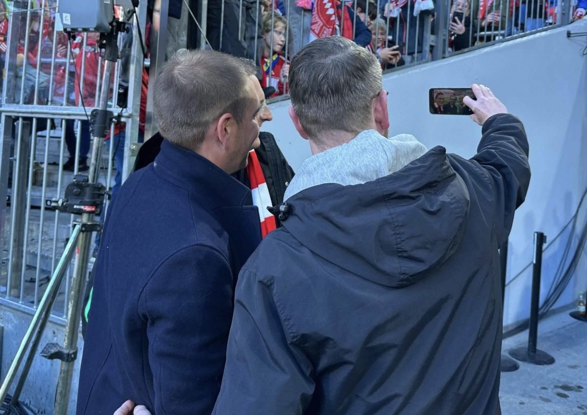 Lahm vui vẻ chụp ảnh cùng người hâm mộ