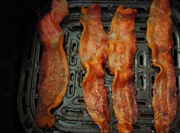 “Bạn có thể nhận thấy mùi khét hoặc khói khi nấu các món khác,” Julian nói thêm. “Đó là dấu hiệu cho thấy mỡ từ thịt xông khói vẫn chưa được làm sạch hoàn toàn.”

