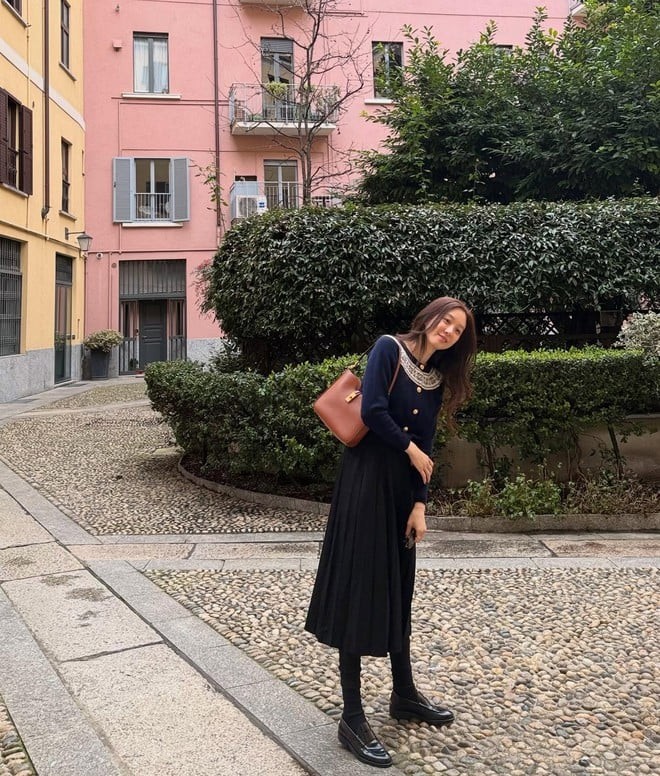 Chân váy chữ A luôn là món đồ “an toàn” mà bất kỳ ai cũng có thể diện đẹp. 