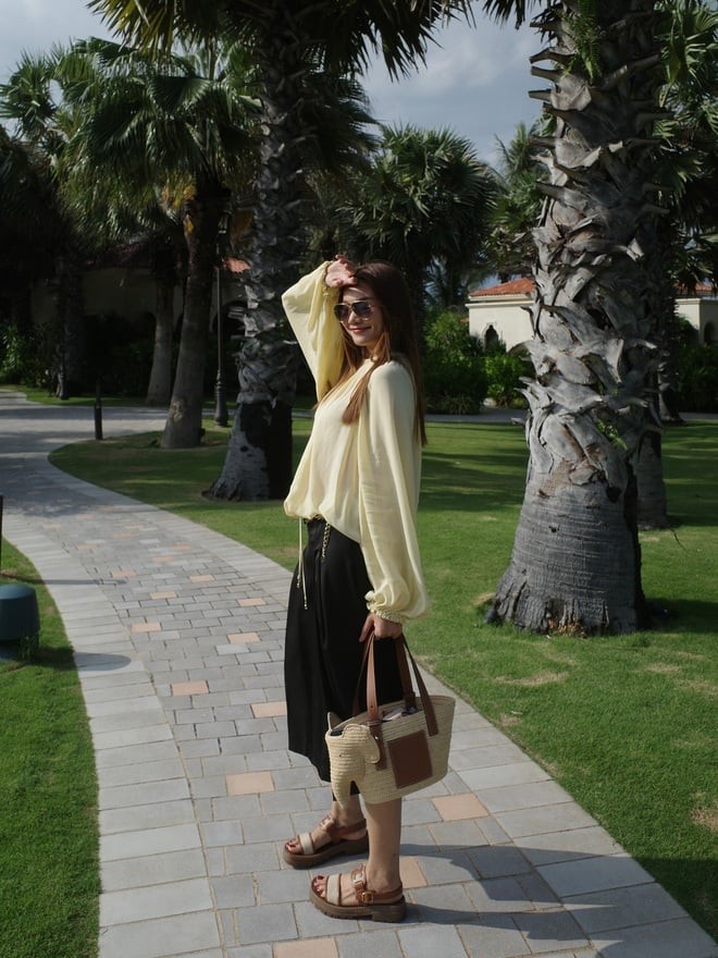 Chân váy đen, dù là dáng suông hay dáng chữ A, đều dễ phối với nhiều kiểu áo và phụ kiện khác nhau. 