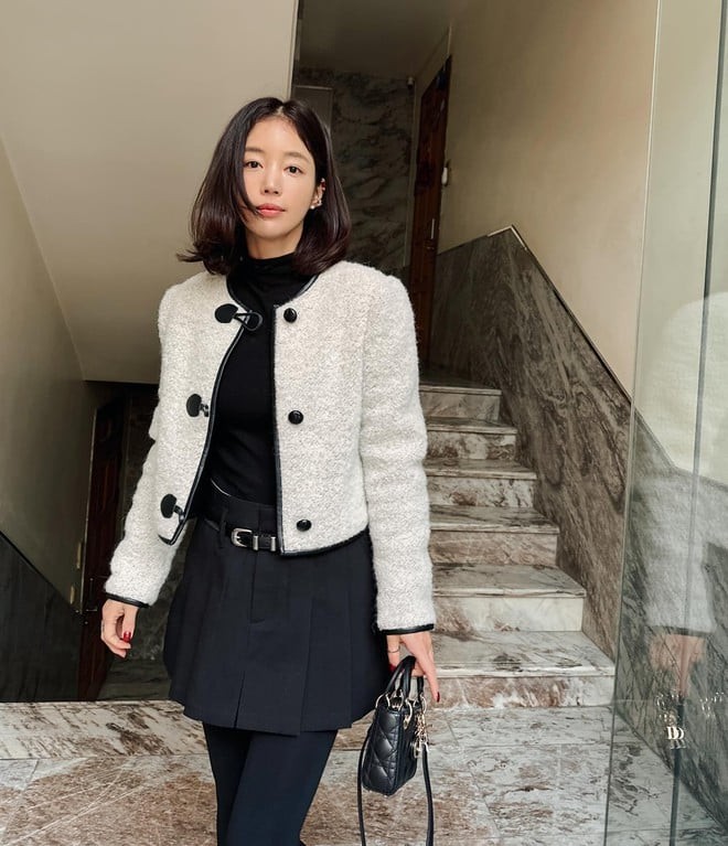 Không chỉ dành cho người trẻ, chân váy ngắn vẫn có thể giúp phụ nữ trung niên tỏa sáng nếu biết cách phối hợp khéo léo.