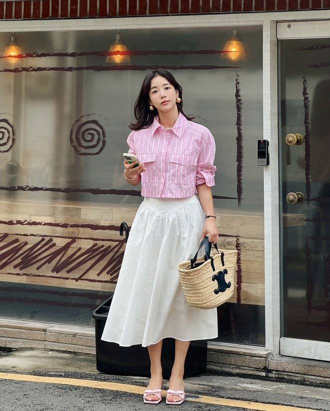 Không chỉ dành riêng cho mùa hè, chân váy trắng hoàn toàn có thể trở thành điểm nhấn cho mùa đông nếu phối đồ đúng cách. 