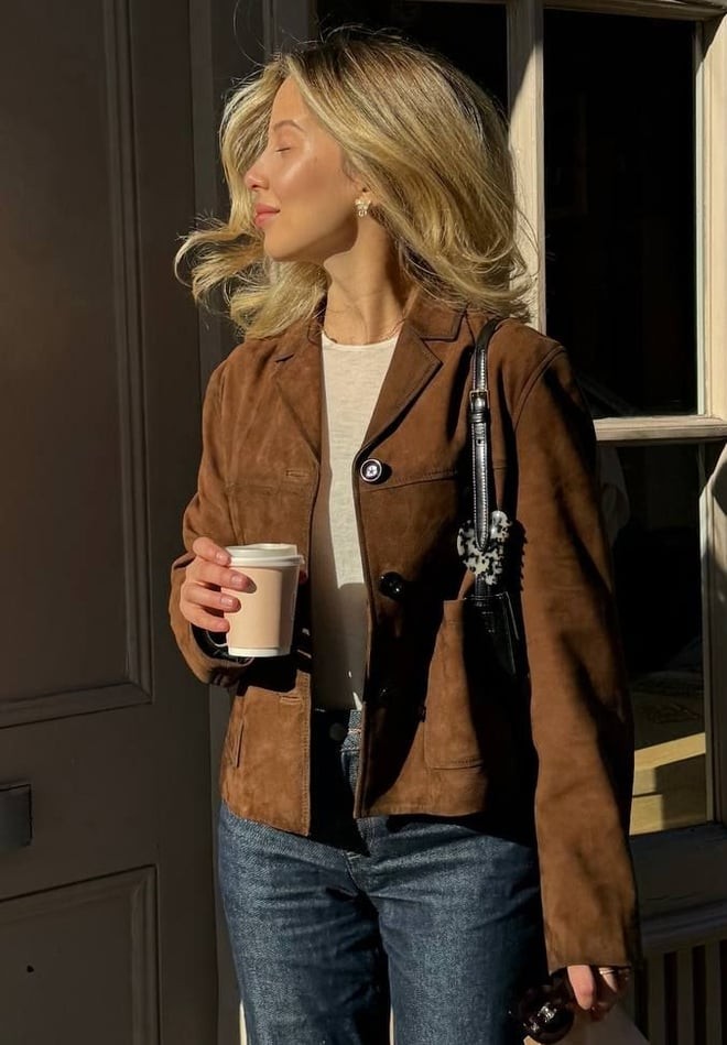 Trái ngược với sự thanh lịch của tweed, áo khoác da lộn lại mang hơi hướng tự do và phóng khoáng.