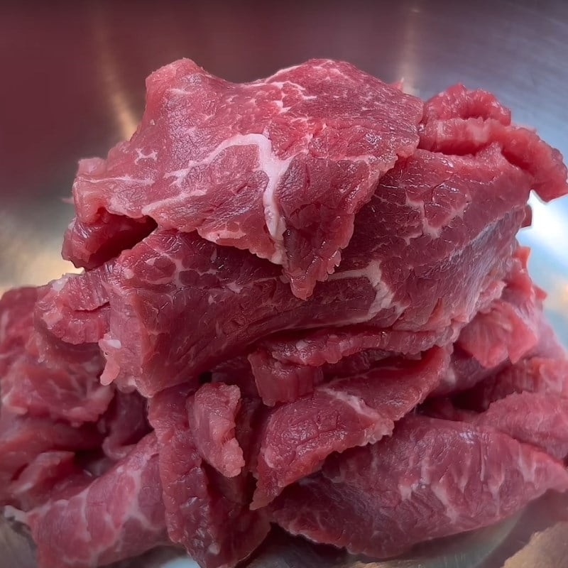Thịt bò được thái miếng lớn