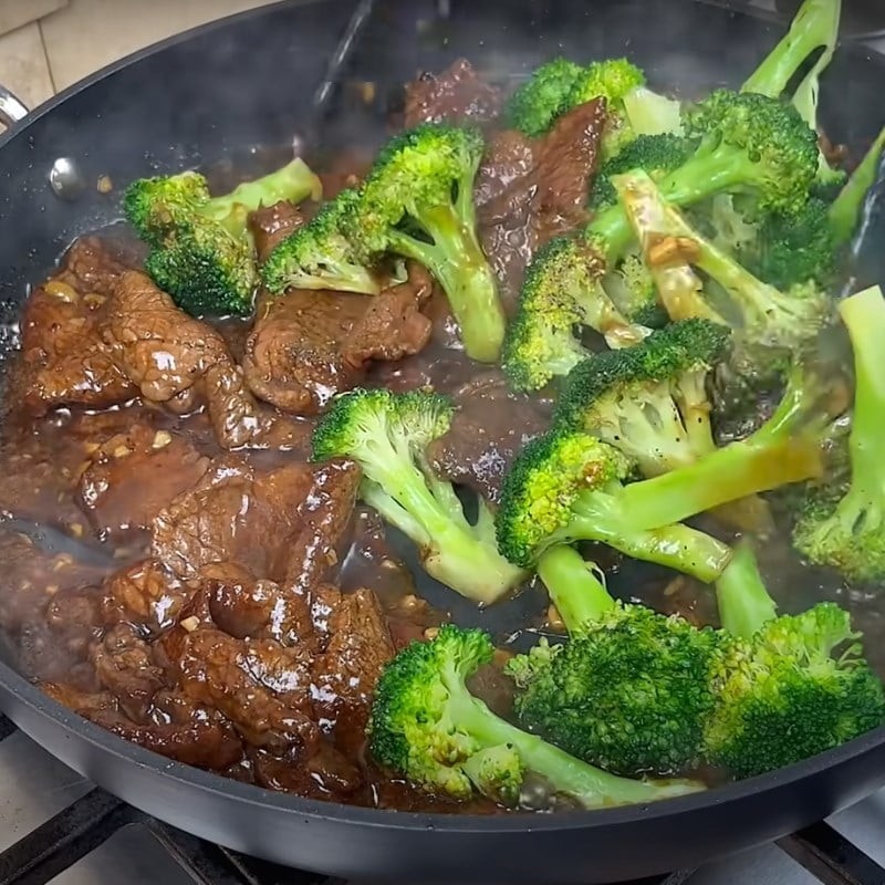 Cho súp lơ vào xào với thịt bò