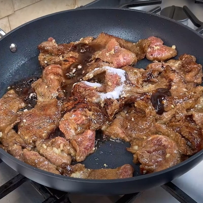 Cho thịt bò vào xào chín