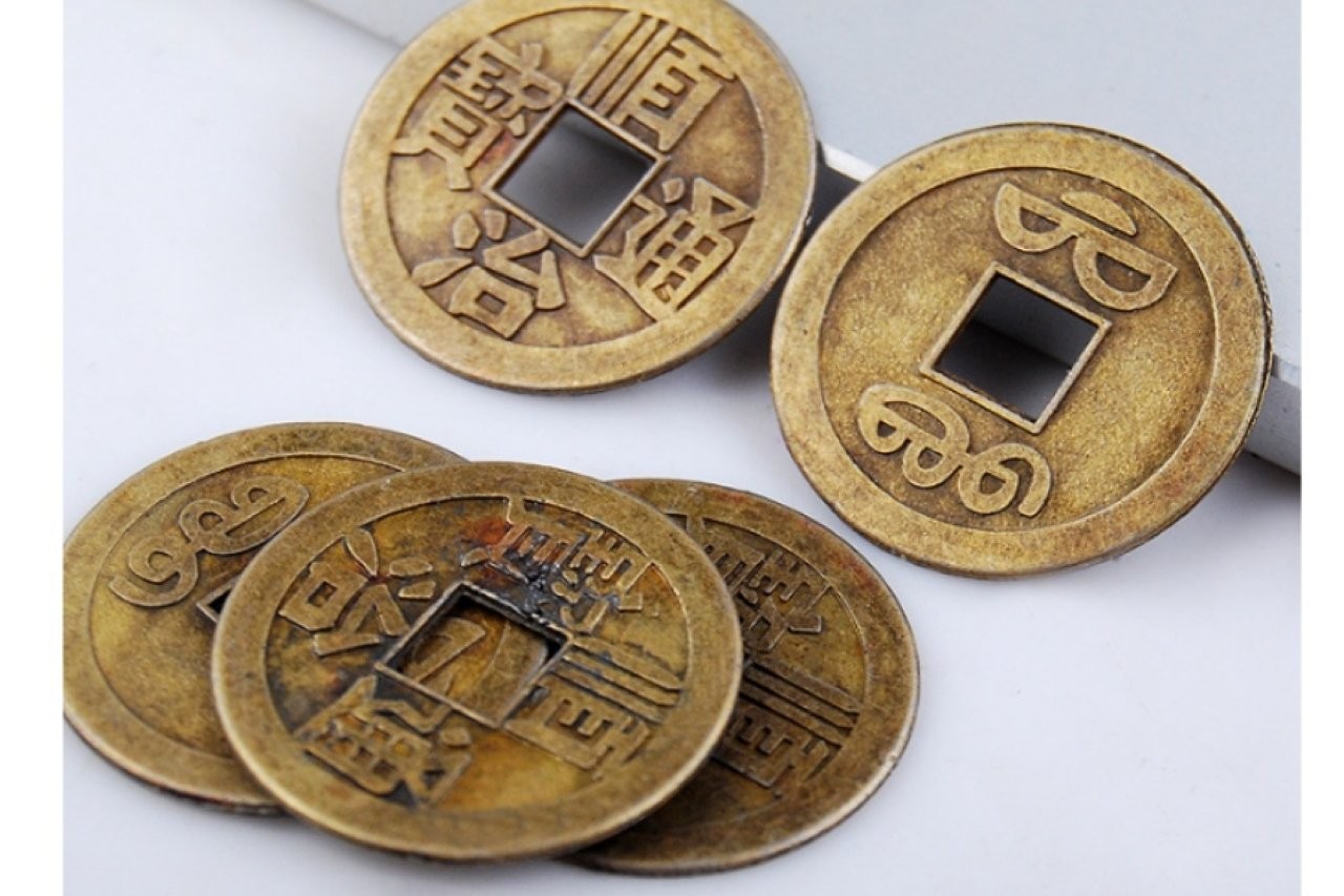 Tiền xu, tiền đồng không bày ở cửa hàng bởi chúng mang âm khí. (Ảnh minh họa)