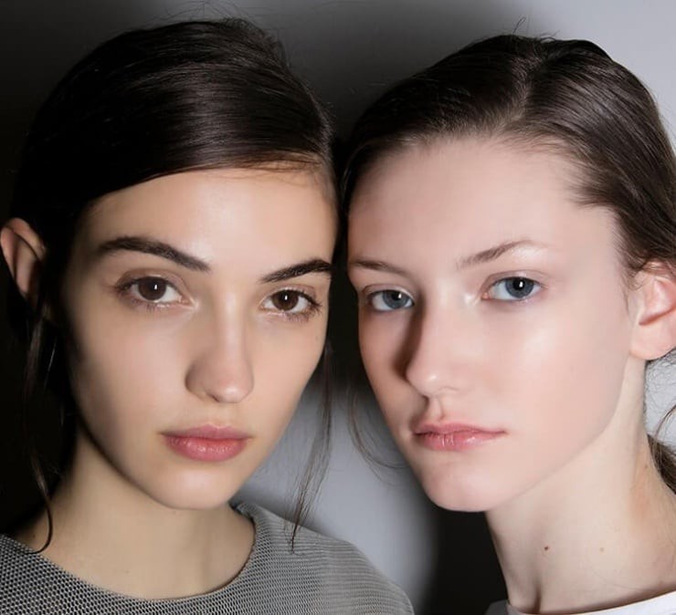 Lông mày nên được chải nhẹ, giữ nguyên dáng tự nhiên, tránh kẻ quá sắc nét để duy trì sự mềm mại.