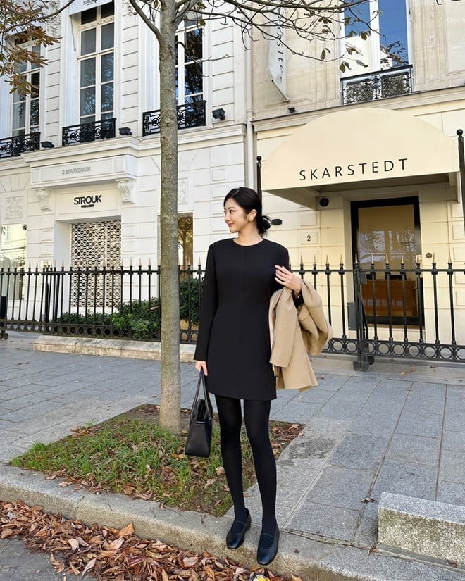  Dù bạn chọn váy cổ chữ V, váy hai dây hay váy dáng suông nhẹ, sắc đen vẫn luôn mang lại vẻ quý phái và cuốn hút riêng. 