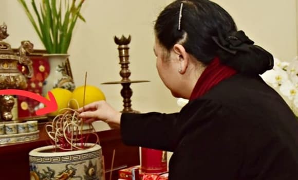 Trong văn hóa tâm linh Việt Nam, nén hương được coi là vật thiêng, biểu tượng cho sự thanh khiết, lương thiện và lòng thành kính.