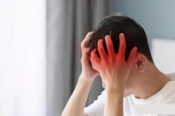 Nhóm nguy cơ cao nhất là người cao tuổi và những người mắc các bệnh nền như cao huyết áp, tiểu đường, tim mạch. Họ cần đặc biệt chú ý đến các dấu hiệu bất thường, dù là nhỏ nhất, để kịp thời xử lý.