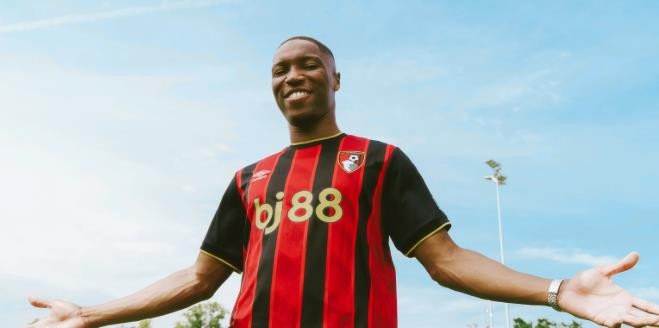 Bafode Diakite giúp hàng thủ B vững chắc.