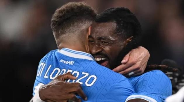 Napoli vẫn đang bay cao ở Serie A.