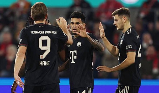 Bayern Munich đánh bại Koln trong một trận đấu gây tranh cãi.
